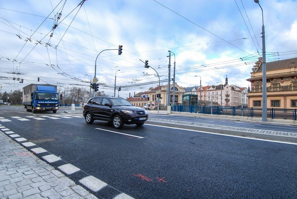 V Borské ulici v Plzni byl dnes (26.11.2015) obnoven silniční provoz, rozsáhlé opravy důležité městské dopravní tepny jsou hotovy. Úplně dokončen by měl být projekt, který nese název Rekonstrukce Borská s křižovatkou Belánka II. etapa, v květnu 2016. Do té doby ještě čekají lokalitu některé doplňkové práce, ty ale již nebudou mít vliv na dopravu v místě. Investorem akce za 48,5 milionu korun včetně DPH je statutární město Plzeň, provedla ji společnost Eurovia CS.