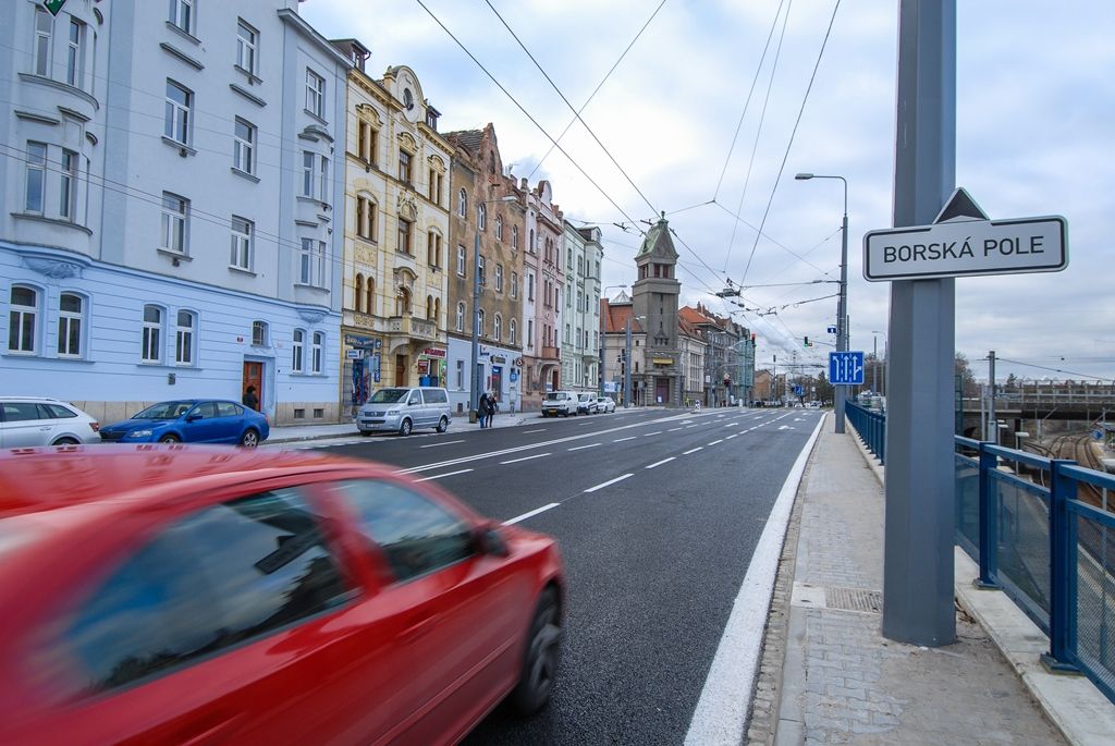 Na opravenou Borskou ulici se vrátila auta
