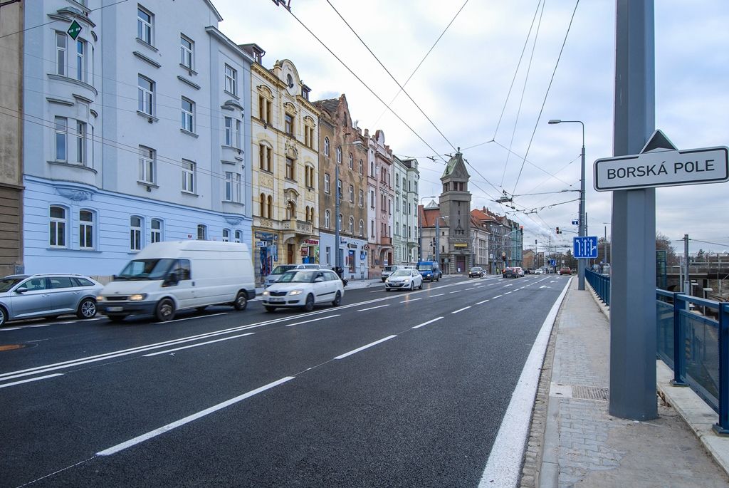 V Borské ulici v Plzni byl dnes (26.11.2015) obnoven silniční provoz, rozsáhlé opravy důležité městské dopravní tepny jsou hotovy. Úplně dokončen by měl být projekt, který nese název Rekonstrukce Borská s křižovatkou Belánka II. etapa, v květnu 2016. Do té doby ještě čekají lokalitu některé doplňkové práce, ty ale již nebudou mít vliv na dopravu v místě. Investorem akce za 48,5 milionu korun včetně DPH je statutární město Plzeň, provedla ji společnost Eurovia CS.