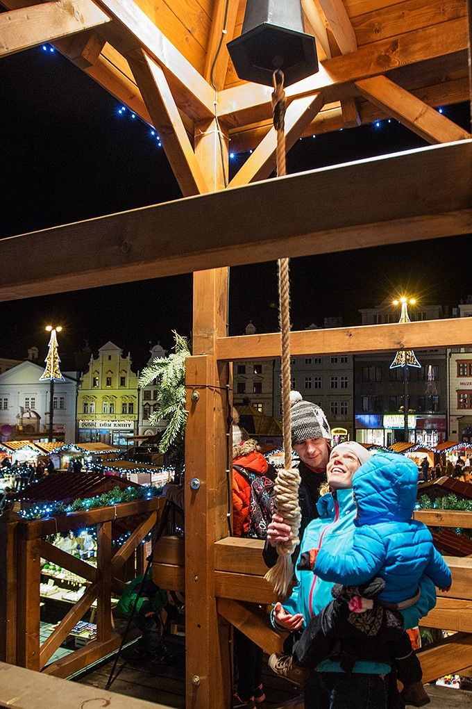 Pozdrav papeže Františka předal tisícům Plzeňanů v neděli při rozsvícení vánočního stromku v Plzni primátor města Martin Zrzavecký. Svá přání přidal i plzeňský biskup František Radkovský, podle něhož je advent dobou určenou k zamyšlení, i on zmínil hodnoty, jakými jsou vztahy mezi nejbližšími. (foto: M. Chaloupka)