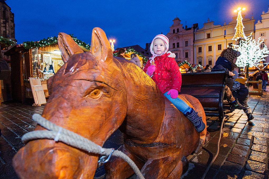 Pozdrav papeže Františka předal tisícům Plzeňanů v neděli při rozsvícení vánočního stromku v Plzni primátor města Martin Zrzavecký. Svá přání přidal i plzeňský biskup František Radkovský, podle něhož je advent dobou určenou k zamyšlení, i on zmínil hodnoty, jakými jsou vztahy mezi nejbližšími. (foto: M. Chaloupka)
