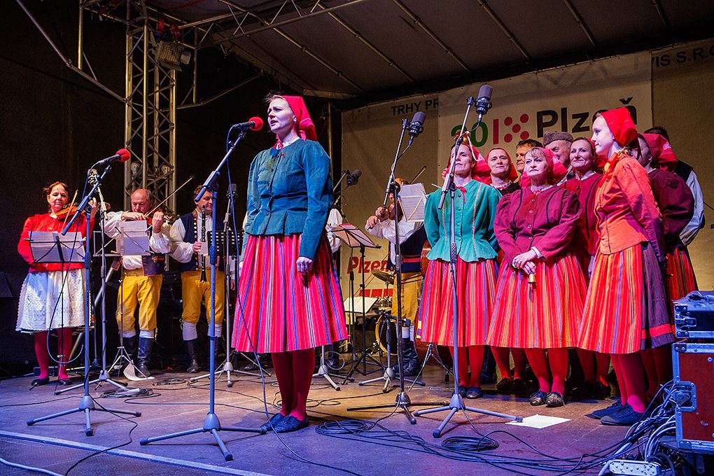 Pozdrav papeže Františka předal tisícům Plzeňanů v neděli při rozsvícení vánočního stromku v Plzni primátor města Martin Zrzavecký. Svá přání přidal i plzeňský biskup František Radkovský, podle něhož je advent dobou určenou k zamyšlení, i on zmínil hodnoty, jakými jsou vztahy mezi nejbližšími. (foto: M. Chaloupka)