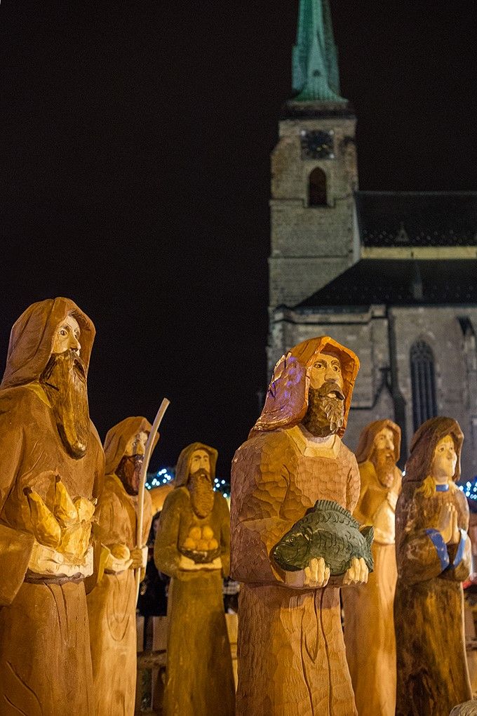 Pozdrav papeže Františka předal tisícům Plzeňanů v neděli při rozsvícení vánočního stromku v Plzni primátor města Martin Zrzavecký. Svá přání přidal i plzeňský biskup František Radkovský, podle něhož je advent dobou určenou k zamyšlení, i on zmínil hodnoty, jakými jsou vztahy mezi nejbližšími. (foto: M. Chaloupka)
