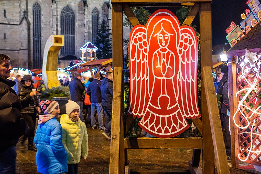 Pozdrav papeže Františka předal tisícům Plzeňanů v neděli při rozsvícení vánočního stromku v Plzni primátor města Martin Zrzavecký. Svá přání přidal i plzeňský biskup František Radkovský, podle něhož je advent dobou určenou k zamyšlení, i on zmínil hodnoty, jakými jsou vztahy mezi nejbližšími. (foto: M. Chaloupka)