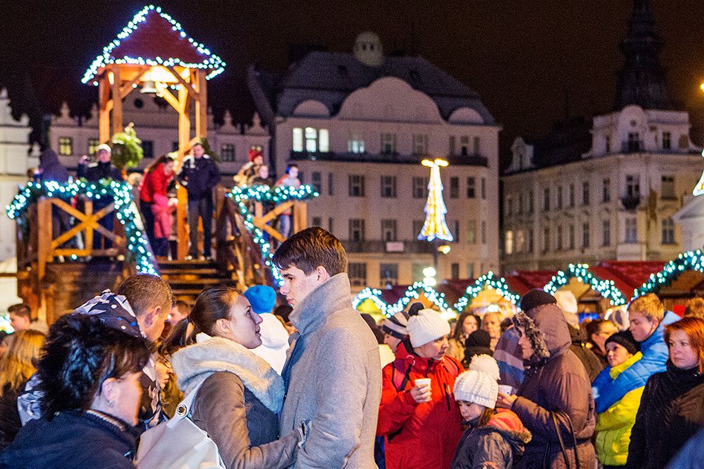 Pozdrav papeže Františka předal tisícům Plzeňanů v neděli při rozsvícení vánočního stromku v Plzni primátor města Martin Zrzavecký. Svá přání přidal i plzeňský biskup František Radkovský, podle něhož je advent dobou určenou k zamyšlení, i on zmínil hodnoty, jakými jsou vztahy mezi nejbližšími. (foto: M. Chaloupka)