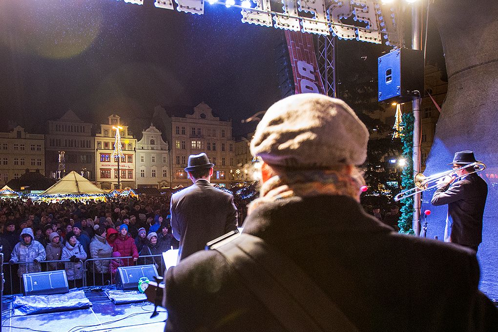 Pozdrav papeže Františka předal tisícům Plzeňanů v neděli při rozsvícení vánočního stromku v Plzni primátor města Martin Zrzavecký. Svá přání přidal i plzeňský biskup František Radkovský, podle něhož je advent dobou určenou k zamyšlení, i on zmínil hodnoty, jakými jsou vztahy mezi nejbližšími. (foto: M. Chaloupka)