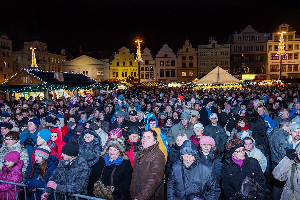 Pozdrav papeže Františka předal tisícům Plzeňanů v neděli při rozsvícení vánočního stromku v Plzni primátor města Martin Zrzavecký. Svá přání přidal i plzeňský biskup František Radkovský, podle něhož je advent dobou určenou k zamyšlení, i on zmínil hodnoty, jakými jsou vztahy mezi nejbližšími. (foto: M. Chaloupka)