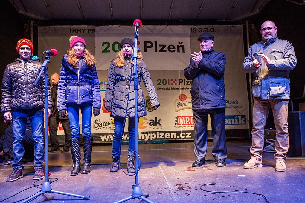 Pozdrav papeže Františka předal tisícům Plzeňanů v neděli při rozsvícení vánočního stromku v Plzni primátor města Martin Zrzavecký. Svá přání přidal i plzeňský biskup František Radkovský, podle něhož je advent dobou určenou k zamyšlení, i on zmínil hodnoty, jakými jsou vztahy mezi nejbližšími. (foto: M. Chaloupka)