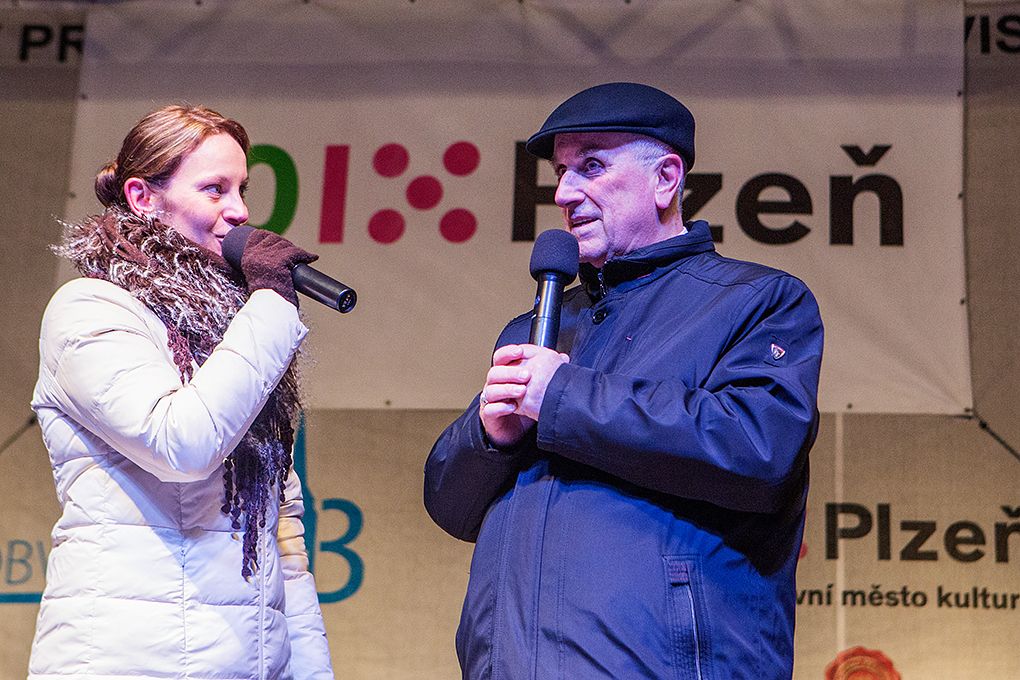 Pozdrav papeže Františka předal tisícům Plzeňanů v neděli při rozsvícení vánočního stromku v Plzni primátor města Martin Zrzavecký. Svá přání přidal i plzeňský biskup František Radkovský, podle něhož je advent dobou určenou k zamyšlení, i on zmínil hodnoty, jakými jsou vztahy mezi nejbližšími. (foto: M. Chaloupka)