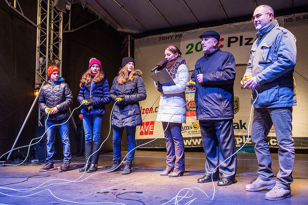 Pozdrav papeže Františka předal tisícům Plzeňanů v neděli při rozsvícení vánočního stromku v Plzni primátor města Martin Zrzavecký. Svá přání přidal i plzeňský biskup František Radkovský, podle něhož je advent dobou určenou k zamyšlení, i on zmínil hodnoty, jakými jsou vztahy mezi nejbližšími. (foto: M. Chaloupka)
