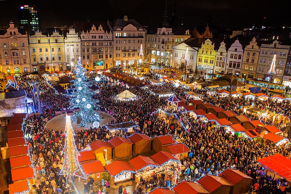 Vánoční strom zdobí náměstí, rozsvícení přihlížely tisíce Plzeňanů