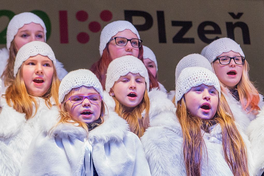 Pozdrav papeže Františka předal tisícům Plzeňanů v neděli při rozsvícení vánočního stromku v Plzni primátor města Martin Zrzavecký. Svá přání přidal i plzeňský biskup František Radkovský, podle něhož je advent dobou určenou k zamyšlení, i on zmínil hodnoty, jakými jsou vztahy mezi nejbližšími. (foto: M. Chaloupka)