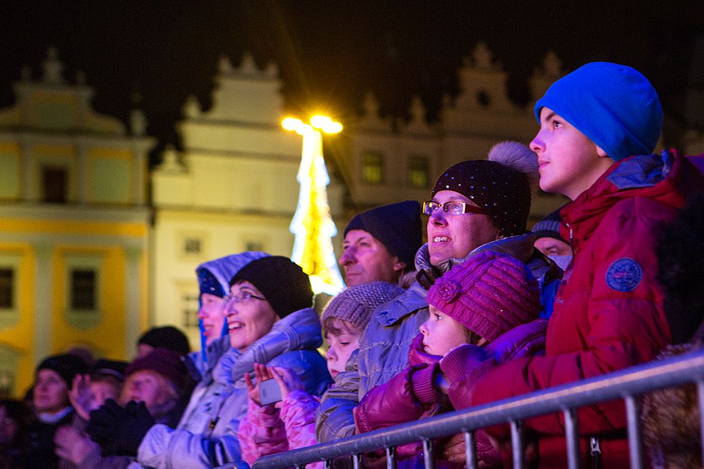 Pozdrav papeže Františka předal tisícům Plzeňanů v neděli při rozsvícení vánočního stromku v Plzni primátor města Martin Zrzavecký. Svá přání přidal i plzeňský biskup František Radkovský, podle něhož je advent dobou určenou k zamyšlení, i on zmínil hodnoty, jakými jsou vztahy mezi nejbližšími. (foto: M. Chaloupka)