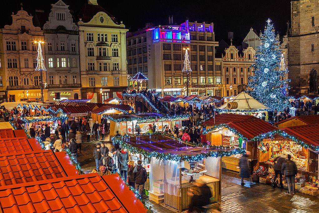 Pozdrav papeže Františka předal tisícům Plzeňanů v neděli při rozsvícení vánočního stromku v Plzni primátor města Martin Zrzavecký. Svá přání přidal i plzeňský biskup František Radkovský, podle něhož je advent dobou určenou k zamyšlení, i on zmínil hodnoty, jakými jsou vztahy mezi nejbližšími. (foto: M. Chaloupka)