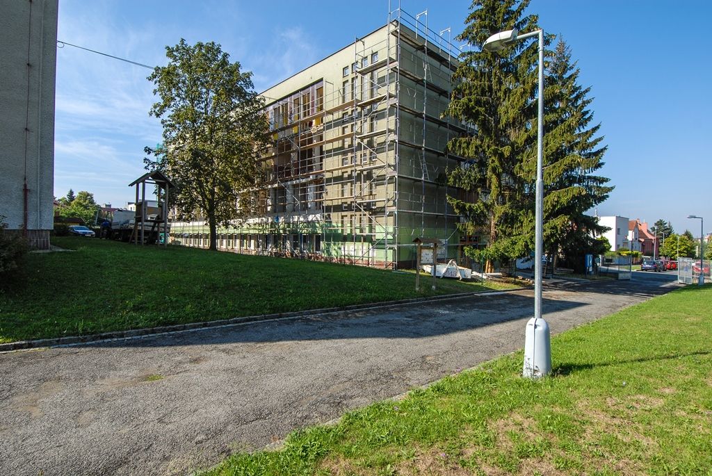 Letošní největší investiční akci v oblasti školství dokončilo město Plzeň. Za 12,8 milionu korun včetně DPH nechalo provést revitalizaci čtyřpodlažního pavilonu mimoškolní výchovy své 28. základní školy v Rodinné ulici v Lobzích. Rozsáhlá rekonstrukce, která byla nutná kvůli výskytu plísní, netěsnícím oknům a nevyhovujícímu obvodovému plášti z takzvaných boletických panelů, začala 1. června a skončila v listopadu. Díky ní má nyní více než 500 dětí k dispozici nezávadné a téměř nové prostředí, objekt využívají jako družinu, školní jídelnu s varnou a knihovnu. (foto: 1.12.2015)
