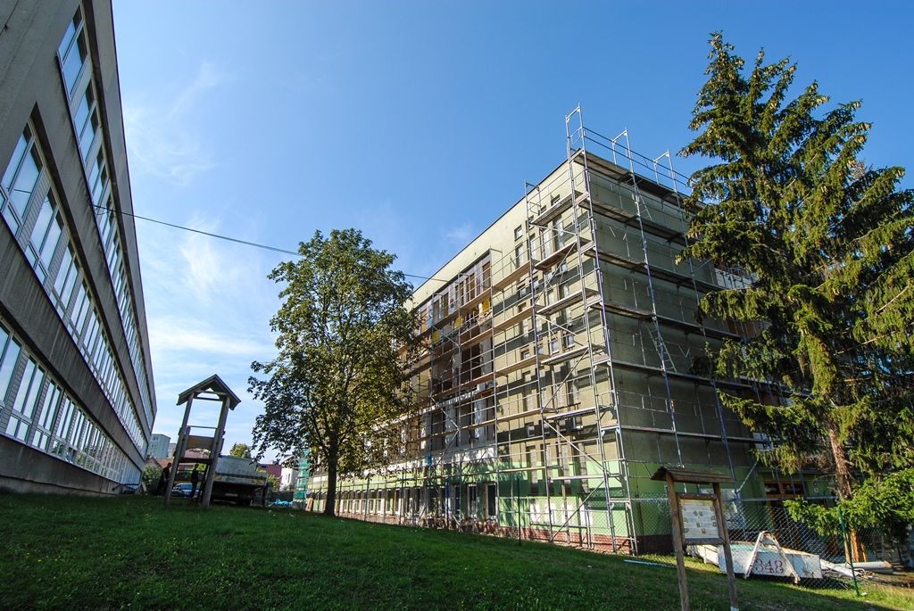 Letošní největší investiční akci v oblasti školství dokončilo město Plzeň. Za 12,8 milionu korun včetně DPH nechalo provést revitalizaci čtyřpodlažního pavilonu mimoškolní výchovy své 28. základní školy v Rodinné ulici v Lobzích. Rozsáhlá rekonstrukce, která byla nutná kvůli výskytu plísní, netěsnícím oknům a nevyhovujícímu obvodovému plášti z takzvaných boletických panelů, začala 1. června a skončila v listopadu. Díky ní má nyní více než 500 dětí k dispozici nezávadné a téměř nové prostředí, objekt využívají jako družinu, školní jídelnu s varnou a knihovnu. (foto: 1.12.2015)