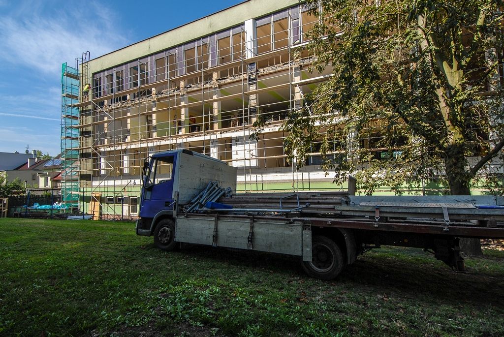 Letošní největší investiční akci v oblasti školství dokončilo město Plzeň. Za 12,8 milionu korun včetně DPH nechalo provést revitalizaci čtyřpodlažního pavilonu mimoškolní výchovy své 28. základní školy v Rodinné ulici v Lobzích. Rozsáhlá rekonstrukce, která byla nutná kvůli výskytu plísní, netěsnícím oknům a nevyhovujícímu obvodovému plášti z takzvaných boletických panelů, začala 1. června a skončila v listopadu. Díky ní má nyní více než 500 dětí k dispozici nezávadné a téměř nové prostředí, objekt využívají jako družinu, školní jídelnu s varnou a knihovnu. (foto: 1.12.2015)