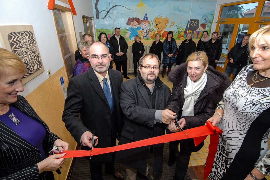 Letošní největší investiční akci v oblasti školství dokončilo město Plzeň. Za 12,8 milionu korun včetně DPH nechalo provést revitalizaci čtyřpodlažního pavilonu mimoškolní výchovy své 28. základní školy v Rodinné ulici v Lobzích. Rozsáhlá rekonstrukce, která byla nutná kvůli výskytu plísní, netěsnícím oknům a nevyhovujícímu obvodovému plášti z takzvaných boletických panelů, začala 1. června a skončila v listopadu. Díky ní má nyní více než 500 dětí k dispozici nezávadné a téměř nové prostředí, objekt využívají jako družinu, školní jídelnu s varnou a knihovnu. (foto: 1.12.2015)