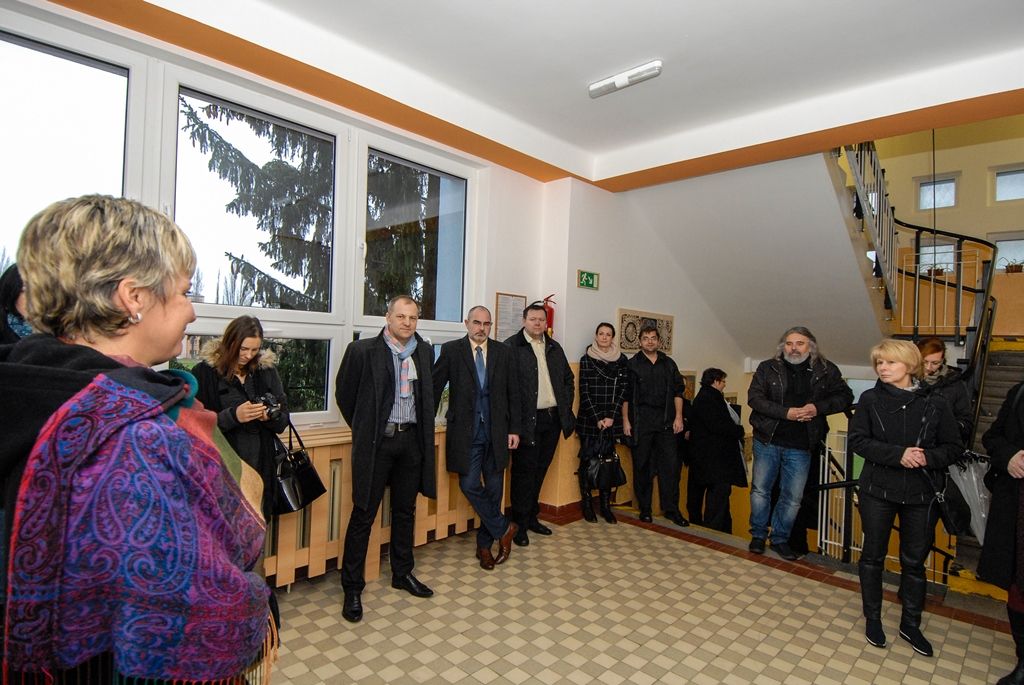 Letošní největší investiční akci v oblasti školství dokončilo město Plzeň. Za 12,8 milionu korun včetně DPH nechalo provést revitalizaci čtyřpodlažního pavilonu mimoškolní výchovy své 28. základní školy v Rodinné ulici v Lobzích. Rozsáhlá rekonstrukce, která byla nutná kvůli výskytu plísní, netěsnícím oknům a nevyhovujícímu obvodovému plášti z takzvaných boletických panelů, začala 1. června a skončila v listopadu. Díky ní má nyní více než 500 dětí k dispozici nezávadné a téměř nové prostředí, objekt využívají jako družinu, školní jídelnu s varnou a knihovnu. (foto: 1.12.2015)
