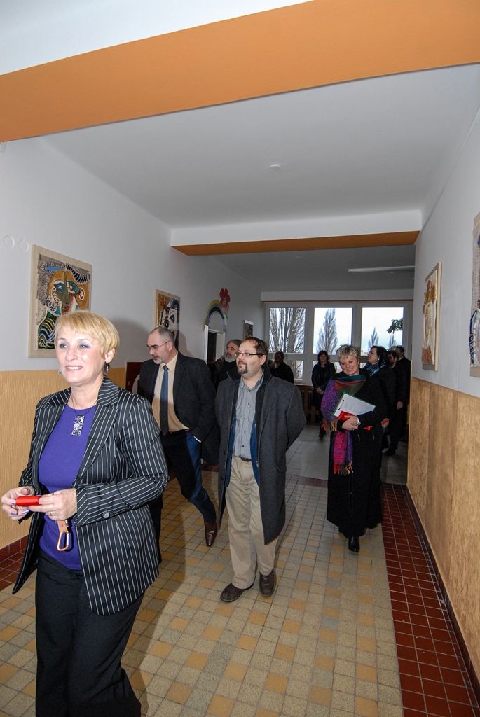 Letošní největší investiční akci v oblasti školství dokončilo město Plzeň. Za 12,8 milionu korun včetně DPH nechalo provést revitalizaci čtyřpodlažního pavilonu mimoškolní výchovy své 28. základní školy v Rodinné ulici v Lobzích. Rozsáhlá rekonstrukce, která byla nutná kvůli výskytu plísní, netěsnícím oknům a nevyhovujícímu obvodovému plášti z takzvaných boletických panelů, začala 1. června a skončila v listopadu. Díky ní má nyní více než 500 dětí k dispozici nezávadné a téměř nové prostředí, objekt využívají jako družinu, školní jídelnu s varnou a knihovnu. (foto: 1.12.2015)