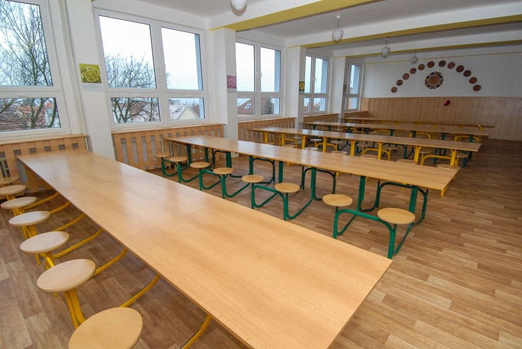 Letošní největší investiční akci v oblasti školství dokončilo město Plzeň. Za 12,8 milionu korun včetně DPH nechalo provést revitalizaci čtyřpodlažního pavilonu mimoškolní výchovy své 28. základní školy v Rodinné ulici v Lobzích. Rozsáhlá rekonstrukce, která byla nutná kvůli výskytu plísní, netěsnícím oknům a nevyhovujícímu obvodovému plášti z takzvaných boletických panelů, začala 1. června a skončila v listopadu. Díky ní má nyní více než 500 dětí k dispozici nezávadné a téměř nové prostředí, objekt využívají jako družinu, školní jídelnu s varnou a knihovnu. (foto: 1.12.2015)