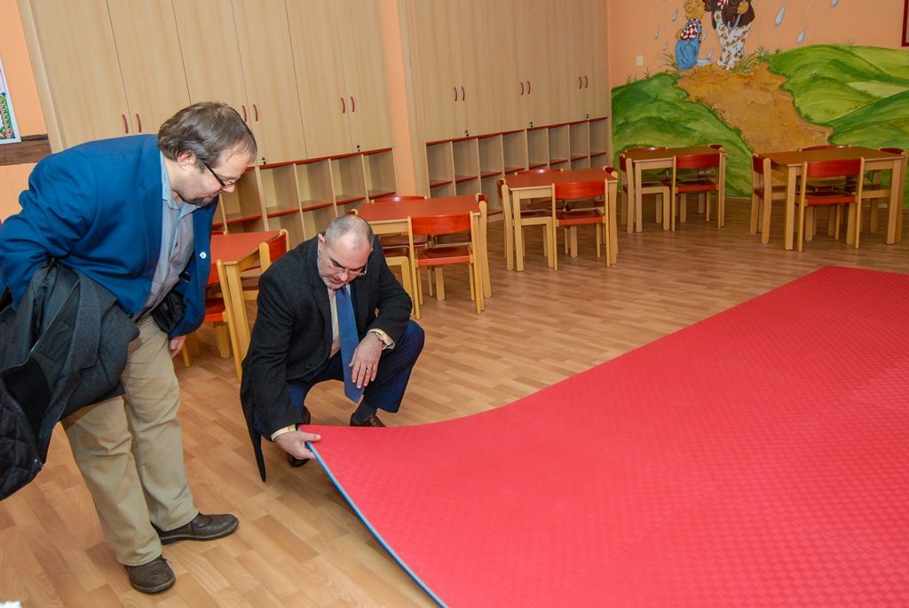 Letošní největší investiční akci v oblasti školství dokončilo město Plzeň. Za 12,8 milionu korun včetně DPH nechalo provést revitalizaci čtyřpodlažního pavilonu mimoškolní výchovy své 28. základní školy v Rodinné ulici v Lobzích. Rozsáhlá rekonstrukce, která byla nutná kvůli výskytu plísní, netěsnícím oknům a nevyhovujícímu obvodovému plášti z takzvaných boletických panelů, začala 1. června a skončila v listopadu. Díky ní má nyní více než 500 dětí k dispozici nezávadné a téměř nové prostředí, objekt využívají jako družinu, školní jídelnu s varnou a knihovnu. (foto: 1.12.2015)