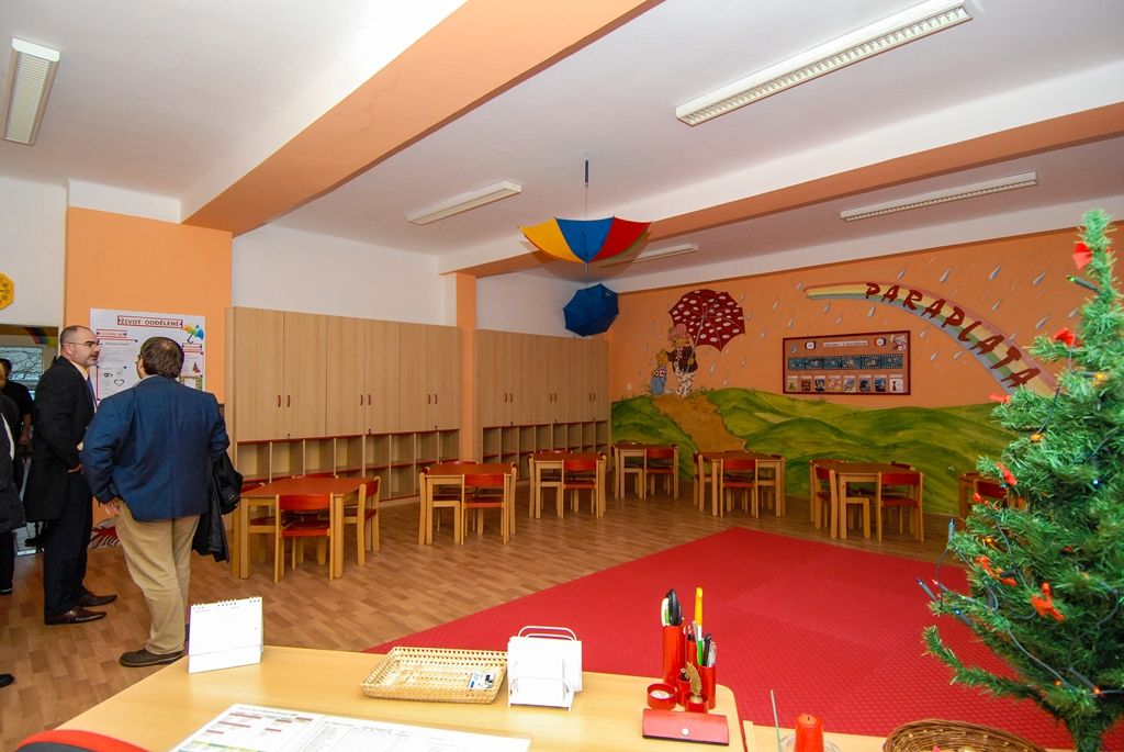 Letošní největší investiční akci v oblasti školství dokončilo město Plzeň. Za 12,8 milionu korun včetně DPH nechalo provést revitalizaci čtyřpodlažního pavilonu mimoškolní výchovy své 28. základní školy v Rodinné ulici v Lobzích. Rozsáhlá rekonstrukce, která byla nutná kvůli výskytu plísní, netěsnícím oknům a nevyhovujícímu obvodovému plášti z takzvaných boletických panelů, začala 1. června a skončila v listopadu. Díky ní má nyní více než 500 dětí k dispozici nezávadné a téměř nové prostředí, objekt využívají jako družinu, školní jídelnu s varnou a knihovnu. (foto: 1.12.2015)