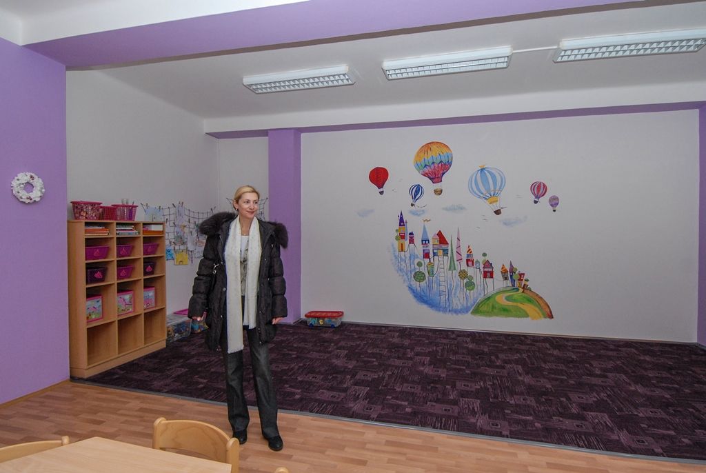 Letošní největší investiční akci v oblasti školství dokončilo město Plzeň. Za 12,8 milionu korun včetně DPH nechalo provést revitalizaci čtyřpodlažního pavilonu mimoškolní výchovy své 28. základní školy v Rodinné ulici v Lobzích. Rozsáhlá rekonstrukce, která byla nutná kvůli výskytu plísní, netěsnícím oknům a nevyhovujícímu obvodovému plášti z takzvaných boletických panelů, začala 1. června a skončila v listopadu. Díky ní má nyní více než 500 dětí k dispozici nezávadné a téměř nové prostředí, objekt využívají jako družinu, školní jídelnu s varnou a knihovnu. (foto: 1.12.2015)