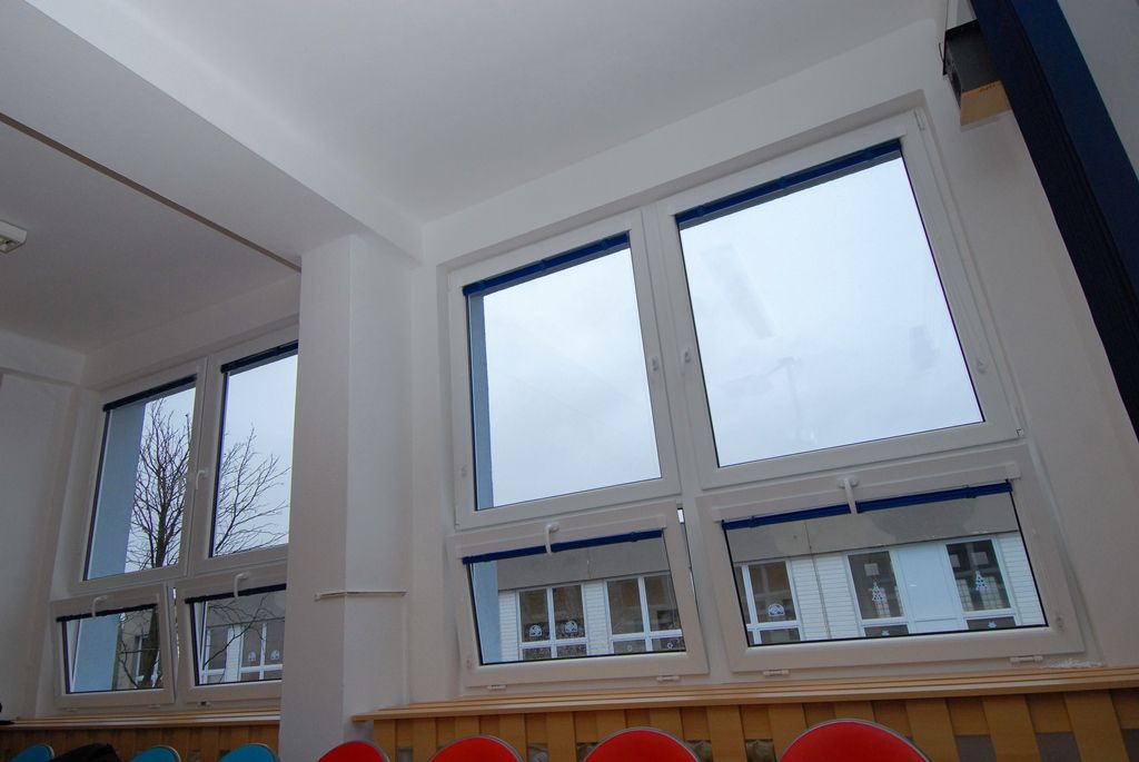 Letošní největší investiční akci v oblasti školství dokončilo město Plzeň. Za 12,8 milionu korun včetně DPH nechalo provést revitalizaci čtyřpodlažního pavilonu mimoškolní výchovy své 28. základní školy v Rodinné ulici v Lobzích. Rozsáhlá rekonstrukce, která byla nutná kvůli výskytu plísní, netěsnícím oknům a nevyhovujícímu obvodovému plášti z takzvaných boletických panelů, začala 1. června a skončila v listopadu. Díky ní má nyní více než 500 dětí k dispozici nezávadné a téměř nové prostředí, objekt využívají jako družinu, školní jídelnu s varnou a knihovnu. (foto: 1.12.2015)