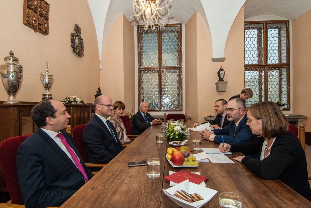 K výčtu významných zahraničních návštěv, jež v tomto roce přijely do Plzně, se dnes připojili zástupci belgického Parlamentu Valonsko-Bruselské federace. Delegace navštívila Plzeň v rámci své zahraniční cesty do České republiky, primátor města Martin Zrzavecký ji po návštěvě pivovaru a kreativní zóny DEPO2015 přivítal na plzeňské radnici. (foto: 1.12.2015)