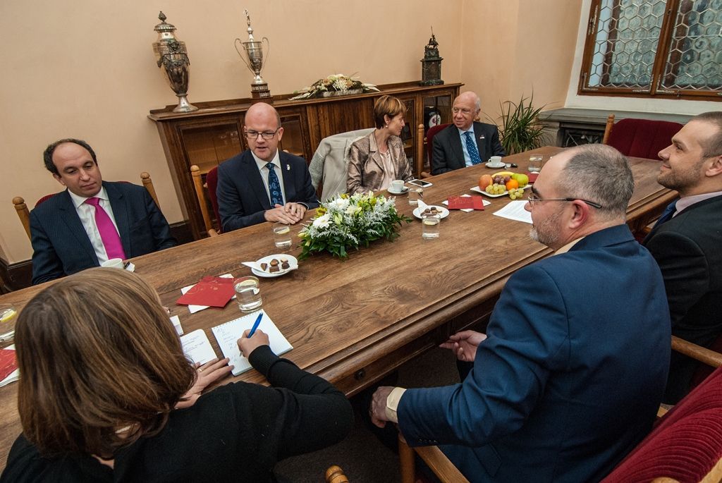 K výčtu významných zahraničních návštěv, jež v tomto roce přijely do Plzně, se dnes připojili zástupci belgického Parlamentu Valonsko-Bruselské federace. Delegace navštívila Plzeň v rámci své zahraniční cesty do České republiky, primátor města Martin Zrzavecký ji po návštěvě pivovaru a kreativní zóny DEPO2015 přivítal na plzeňské radnici. (foto: 1.12.2015)
