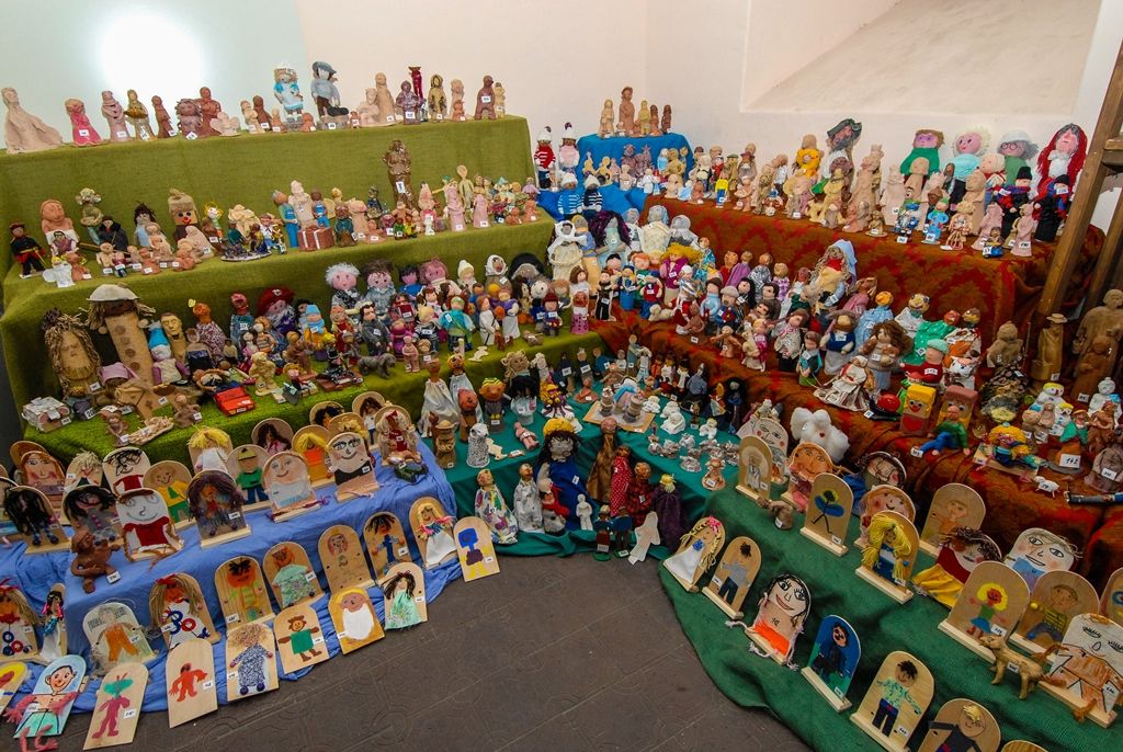 Velký plzeňský betlém, který každý rok rozšiřují Plzeňané i lidé z okolí, se v současné době skládá ze 741 figurek. Počet postaviček se každý rok zvyšuje, i letos mohou lidé vytvořit svou vlastní figurku a rozšířit unikátní dílo. (foto: 2.12.2015)