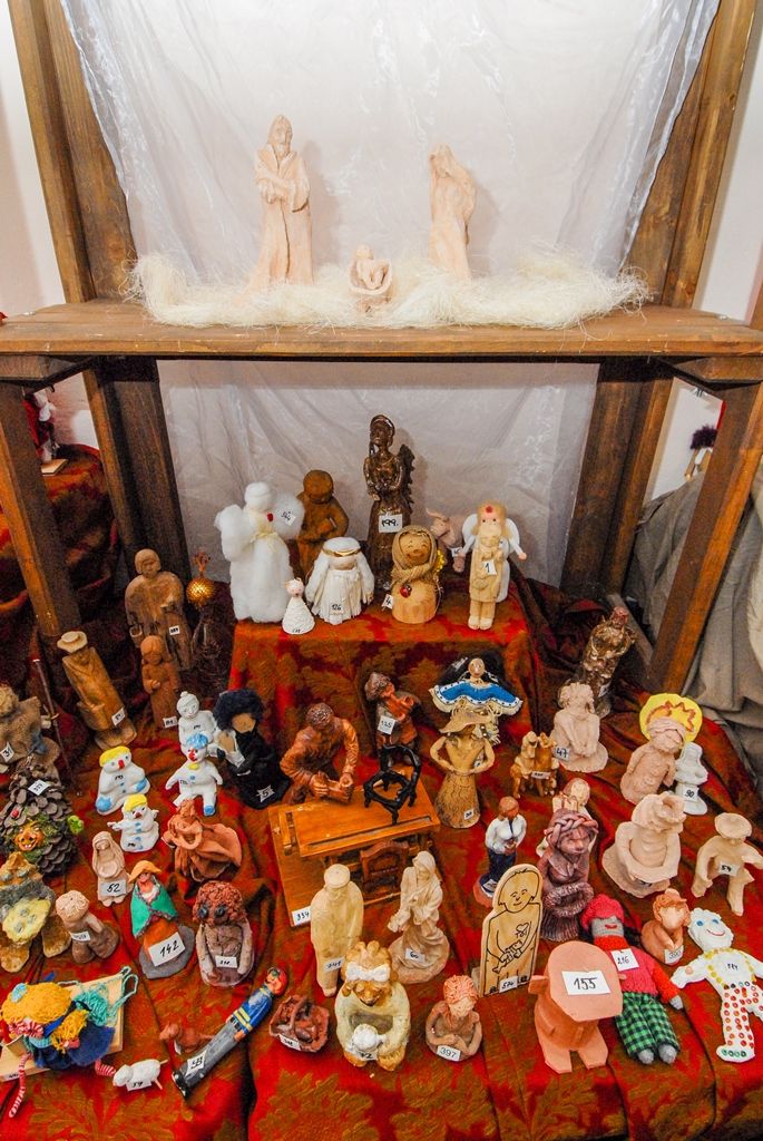 Velký plzeňský betlém, který každý rok rozšiřují Plzeňané i lidé z okolí, se v současné době skládá ze 741 figurek. Počet postaviček se každý rok zvyšuje, i letos mohou lidé vytvořit svou vlastní figurku a rozšířit unikátní dílo. (foto: 2.12.2015)