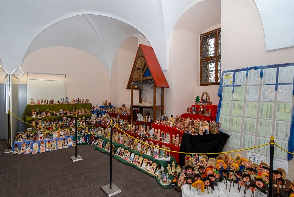 Velký plzeňský betlém, který každý rok rozšiřují Plzeňané i lidé z okolí, se v současné době skládá ze 741 figurek. Počet postaviček se každý rok zvyšuje, i letos mohou lidé vytvořit svou vlastní figurku a rozšířit unikátní dílo. (foto: 2.12.2015)