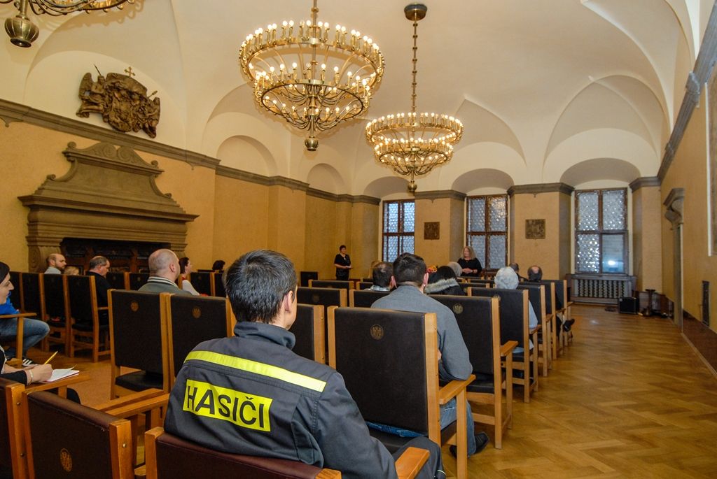 Dobrovolní dárci krve si ve středu 2. prosince 2015 převzali na plzeňské radnici ocenění za nezištnou pomoc druhým. Český červený kříž, oblastní spolek Plzeň-město a Rokycany jim udělil 34 zlatých a 61 stříbrných medailí profesora MUDr. Jana Janského. Kromě toho dárcům poděkoval nejen primátor města Martin Zrzavecký a jeho náměstkyně Eva Herinková, jež ocenění předávali, ale i zástupci transfuzního oddělení a červeného kříže. O hudební doprovod se postarala mladá plzeňská skupina Jen tak.