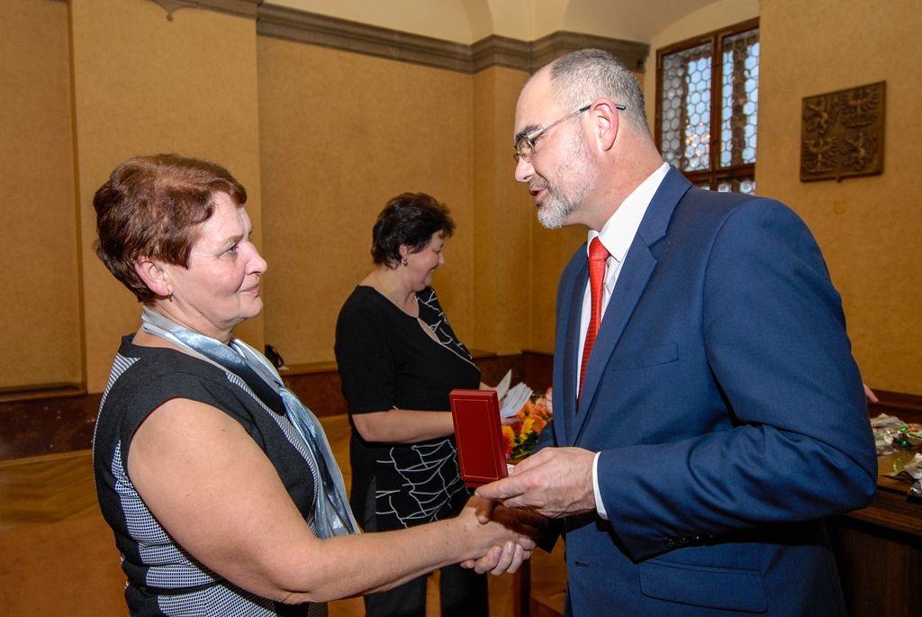 Dobrovolní dárci krve si ve středu 2. prosince 2015 převzali na plzeňské radnici ocenění za nezištnou pomoc druhým. Český červený kříž, oblastní spolek Plzeň-město a Rokycany jim udělil 34 zlatých a 61 stříbrných medailí profesora MUDr. Jana Janského. Kromě toho dárcům poděkoval nejen primátor města Martin Zrzavecký a jeho náměstkyně Eva Herinková, jež ocenění předávali, ale i zástupci transfuzního oddělení a červeného kříže. O hudební doprovod se postarala mladá plzeňská skupina Jen tak.