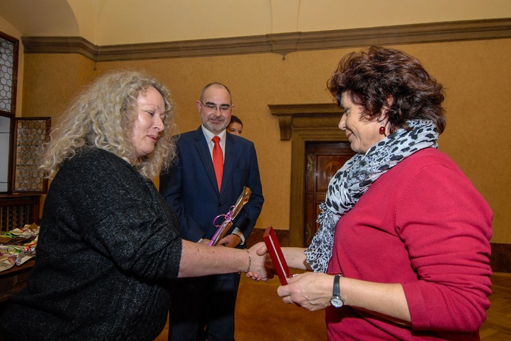 Dobrovolní dárci krve si ve středu 2. prosince 2015 převzali na plzeňské radnici ocenění za nezištnou pomoc druhým. Český červený kříž, oblastní spolek Plzeň-město a Rokycany jim udělil 34 zlatých a 61 stříbrných medailí profesora MUDr. Jana Janského. Kromě toho dárcům poděkoval nejen primátor města Martin Zrzavecký a jeho náměstkyně Eva Herinková, jež ocenění předávali, ale i zástupci transfuzního oddělení a červeného kříže. O hudební doprovod se postarala mladá plzeňská skupina Jen tak.