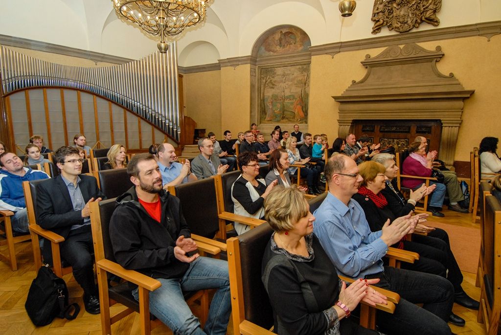 Dobrovolní dárci krve si ve středu 2. prosince 2015 převzali na plzeňské radnici ocenění za nezištnou pomoc druhým. Český červený kříž, oblastní spolek Plzeň-město a Rokycany jim udělil 34 zlatých a 61 stříbrných medailí profesora MUDr. Jana Janského. Kromě toho dárcům poděkoval nejen primátor města Martin Zrzavecký a jeho náměstkyně Eva Herinková, jež ocenění předávali, ale i zástupci transfuzního oddělení a červeného kříže. O hudební doprovod se postarala mladá plzeňská skupina Jen tak.