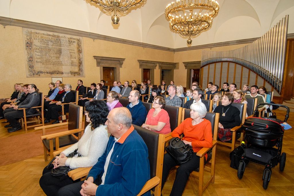 Dobrovolní dárci krve si ve středu 2. prosince 2015 převzali na plzeňské radnici ocenění za nezištnou pomoc druhým. Český červený kříž, oblastní spolek Plzeň-město a Rokycany jim udělil 34 zlatých a 61 stříbrných medailí profesora MUDr. Jana Janského. Kromě toho dárcům poděkoval nejen primátor města Martin Zrzavecký a jeho náměstkyně Eva Herinková, jež ocenění předávali, ale i zástupci transfuzního oddělení a červeného kříže. O hudební doprovod se postarala mladá plzeňská skupina Jen tak.