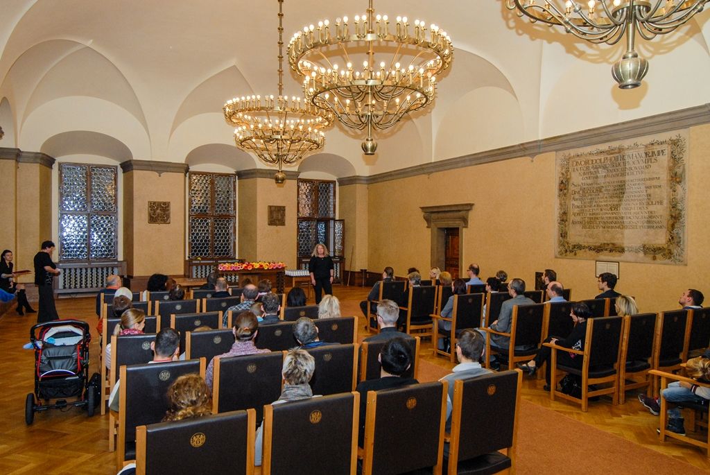 Dobrovolní dárci krve si ve středu 2. prosince 2015 převzali na plzeňské radnici ocenění za nezištnou pomoc druhým. Český červený kříž, oblastní spolek Plzeň-město a Rokycany jim udělil 34 zlatých a 61 stříbrných medailí profesora MUDr. Jana Janského. Kromě toho dárcům poděkoval nejen primátor města Martin Zrzavecký a jeho náměstkyně Eva Herinková, jež ocenění předávali, ale i zástupci transfuzního oddělení a červeného kříže. O hudební doprovod se postarala mladá plzeňská skupina Jen tak.