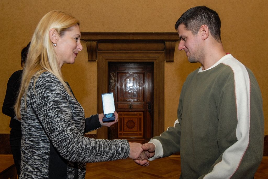 Dobrovolní dárci krve si ve středu 2. prosince 2015 převzali na plzeňské radnici ocenění za nezištnou pomoc druhým. Český červený kříž, oblastní spolek Plzeň-město a Rokycany jim udělil 34 zlatých a 61 stříbrných medailí profesora MUDr. Jana Janského. Kromě toho dárcům poděkoval nejen primátor města Martin Zrzavecký a jeho náměstkyně Eva Herinková, jež ocenění předávali, ale i zástupci transfuzního oddělení a červeného kříže. O hudební doprovod se postarala mladá plzeňská skupina Jen tak.