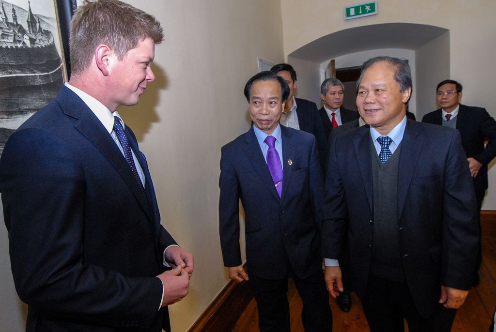 O integraci vietnamských občanů se ve čtvrtek na plzeňské radnici zajímala delegace Výboru Národního shromáždění Vietnamské socialistické republiky a zástupců Velvyslanectví Vietnamu v České republice. Za město Plzeň skupinu přijali technický náměstek primátora Pavel Šindelář a radní pro oblast nakládání s majetkem Helena Matoušová. Tématem byly zkušenosti města s početnou vietnamskou komunitou žijící v Plzni, ale i záměr vietnamské strany vybudovat v krajské metropoli kulturní zázemí pro své občany, tedy jakési komunitní centrum. (foto: 3.12.2015)