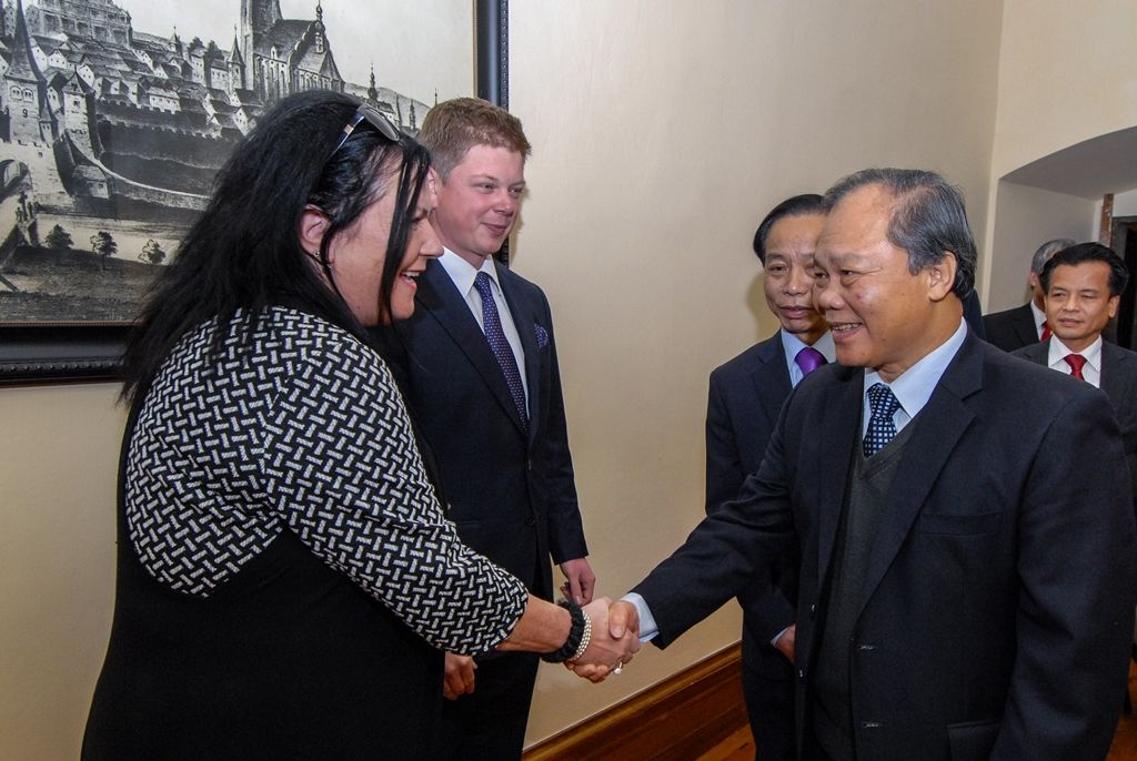 O integraci vietnamských občanů se ve čtvrtek na plzeňské radnici zajímala delegace Výboru Národního shromáždění Vietnamské socialistické republiky a zástupců Velvyslanectví Vietnamu v České republice. Za město Plzeň skupinu přijali technický náměstek primátora Pavel Šindelář a radní pro oblast nakládání s majetkem Helena Matoušová. Tématem byly zkušenosti města s početnou vietnamskou komunitou žijící v Plzni, ale i záměr vietnamské strany vybudovat v krajské metropoli kulturní zázemí pro své občany, tedy jakési komunitní centrum. (foto: 3.12.2015)