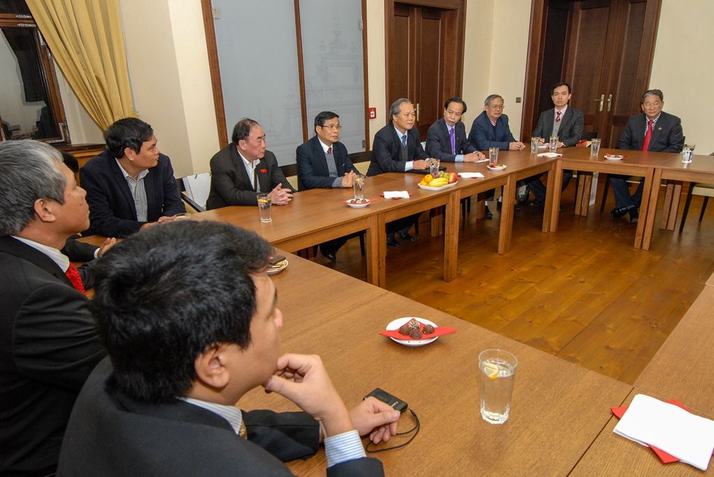 O integraci vietnamských občanů se ve čtvrtek na plzeňské radnici zajímala delegace Výboru Národního shromáždění Vietnamské socialistické republiky a zástupců Velvyslanectví Vietnamu v České republice. Za město Plzeň skupinu přijali technický náměstek primátora Pavel Šindelář a radní pro oblast nakládání s majetkem Helena Matoušová. Tématem byly zkušenosti města s početnou vietnamskou komunitou žijící v Plzni, ale i záměr vietnamské strany vybudovat v krajské metropoli kulturní zázemí pro své občany, tedy jakési komunitní centrum. (foto: 3.12.2015)