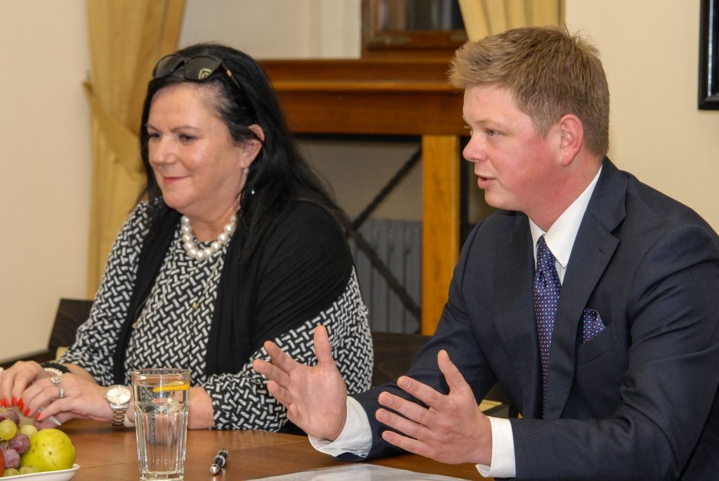 O integraci vietnamských občanů se ve čtvrtek na plzeňské radnici zajímala delegace Výboru Národního shromáždění Vietnamské socialistické republiky a zástupců Velvyslanectví Vietnamu v České republice. Za město Plzeň skupinu přijali technický náměstek primátora Pavel Šindelář a radní pro oblast nakládání s majetkem Helena Matoušová. Tématem byly zkušenosti města s početnou vietnamskou komunitou žijící v Plzni, ale i záměr vietnamské strany vybudovat v krajské metropoli kulturní zázemí pro své občany, tedy jakési komunitní centrum. (foto: 3.12.2015)