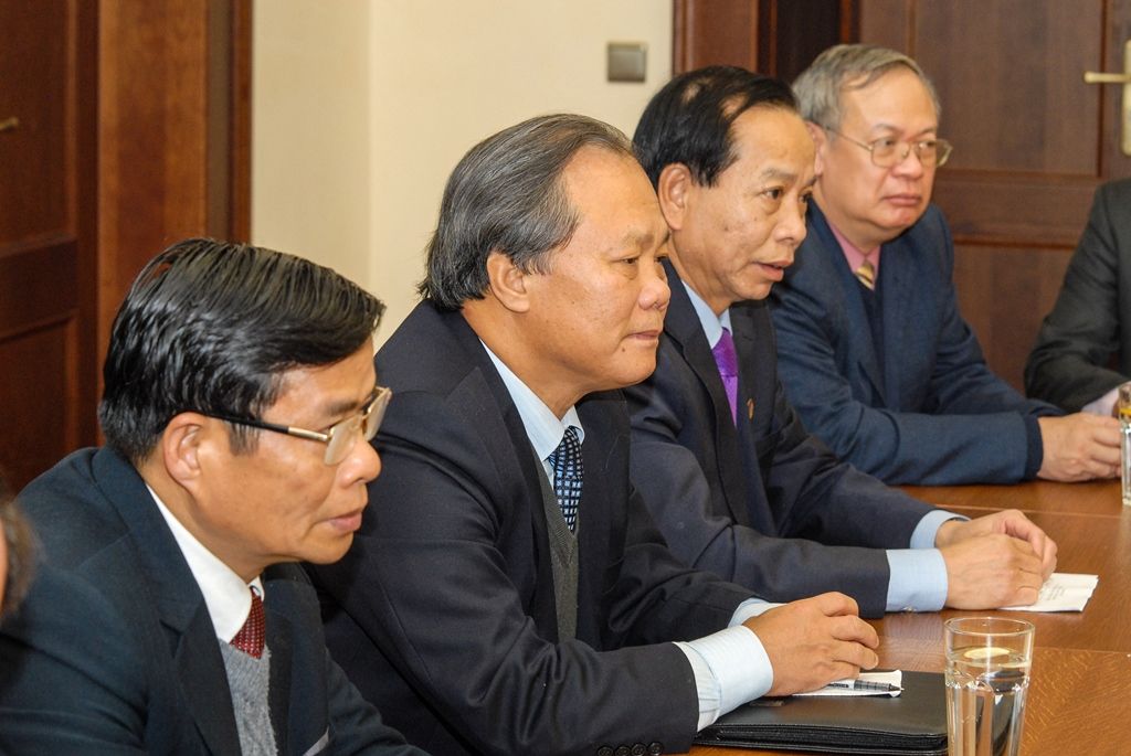 O integraci vietnamských občanů se ve čtvrtek na plzeňské radnici zajímala delegace Výboru Národního shromáždění Vietnamské socialistické republiky a zástupců Velvyslanectví Vietnamu v České republice. Za město Plzeň skupinu přijali technický náměstek primátora Pavel Šindelář a radní pro oblast nakládání s majetkem Helena Matoušová. Tématem byly zkušenosti města s početnou vietnamskou komunitou žijící v Plzni, ale i záměr vietnamské strany vybudovat v krajské metropoli kulturní zázemí pro své občany, tedy jakési komunitní centrum. (foto: 3.12.2015)
