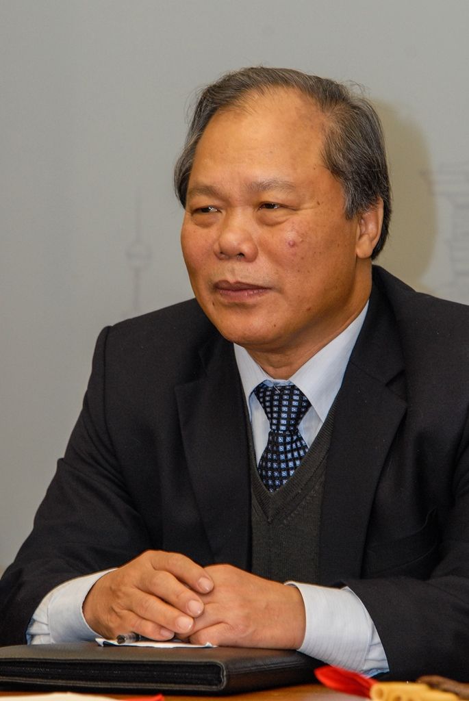 O integraci vietnamských občanů se ve čtvrtek na plzeňské radnici zajímala delegace Výboru Národního shromáždění Vietnamské socialistické republiky a zástupců Velvyslanectví Vietnamu v České republice. Za město Plzeň skupinu přijali technický náměstek primátora Pavel Šindelář a radní pro oblast nakládání s majetkem Helena Matoušová. Tématem byly zkušenosti města s početnou vietnamskou komunitou žijící v Plzni, ale i záměr vietnamské strany vybudovat v krajské metropoli kulturní zázemí pro své občany, tedy jakési komunitní centrum. (foto: 3.12.2015)