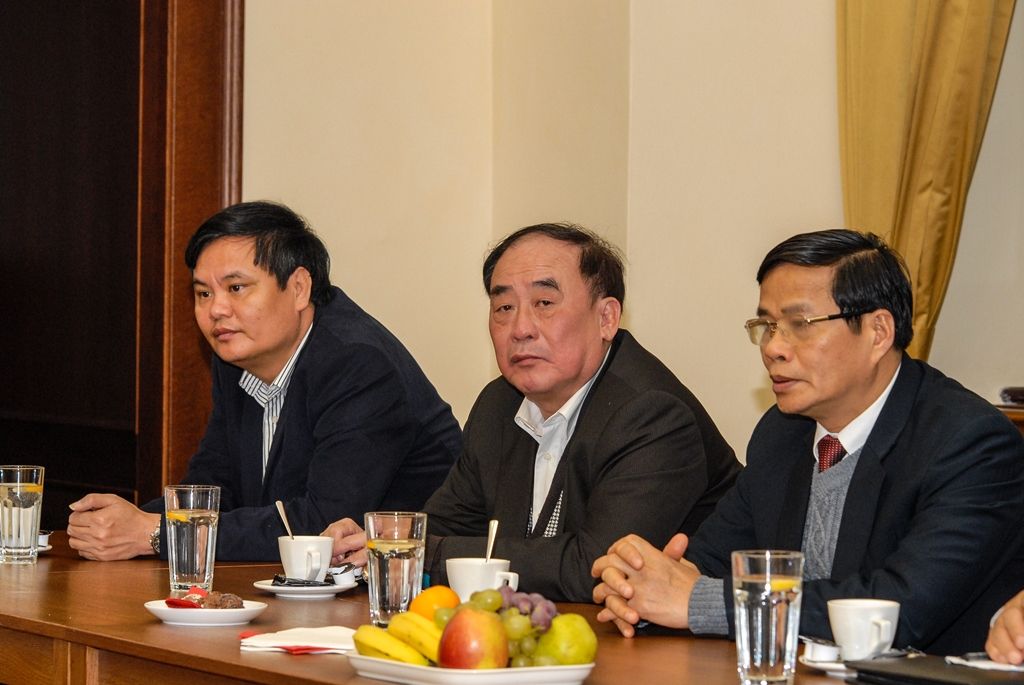 O integraci vietnamských občanů se ve čtvrtek na plzeňské radnici zajímala delegace Výboru Národního shromáždění Vietnamské socialistické republiky a zástupců Velvyslanectví Vietnamu v České republice. Za město Plzeň skupinu přijali technický náměstek primátora Pavel Šindelář a radní pro oblast nakládání s majetkem Helena Matoušová. Tématem byly zkušenosti města s početnou vietnamskou komunitou žijící v Plzni, ale i záměr vietnamské strany vybudovat v krajské metropoli kulturní zázemí pro své občany, tedy jakési komunitní centrum. (foto: 3.12.2015)