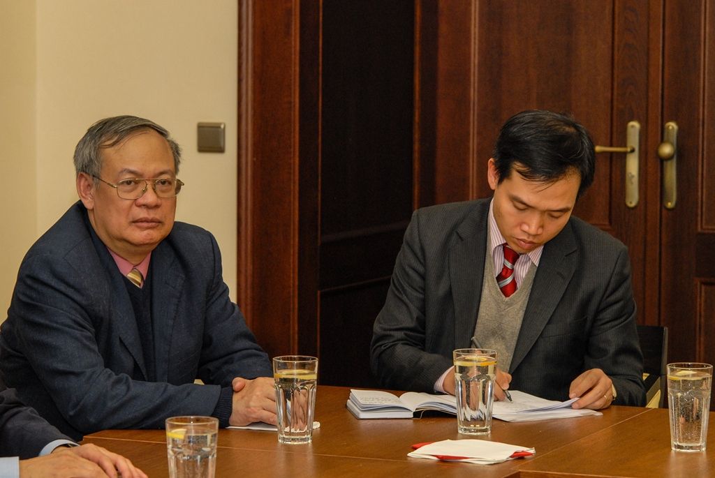 O integraci vietnamských občanů se ve čtvrtek na plzeňské radnici zajímala delegace Výboru Národního shromáždění Vietnamské socialistické republiky a zástupců Velvyslanectví Vietnamu v České republice. Za město Plzeň skupinu přijali technický náměstek primátora Pavel Šindelář a radní pro oblast nakládání s majetkem Helena Matoušová. Tématem byly zkušenosti města s početnou vietnamskou komunitou žijící v Plzni, ale i záměr vietnamské strany vybudovat v krajské metropoli kulturní zázemí pro své občany, tedy jakési komunitní centrum. (foto: 3.12.2015)