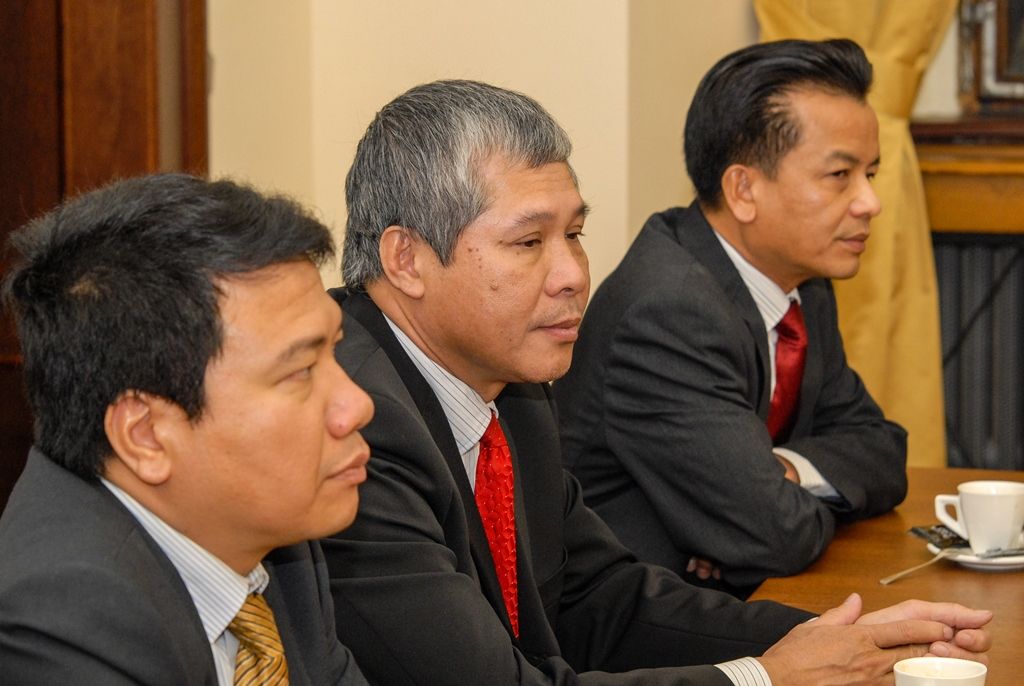 O integraci vietnamských občanů se ve čtvrtek na plzeňské radnici zajímala delegace Výboru Národního shromáždění Vietnamské socialistické republiky a zástupců Velvyslanectví Vietnamu v České republice. Za město Plzeň skupinu přijali technický náměstek primátora Pavel Šindelář a radní pro oblast nakládání s majetkem Helena Matoušová. Tématem byly zkušenosti města s početnou vietnamskou komunitou žijící v Plzni, ale i záměr vietnamské strany vybudovat v krajské metropoli kulturní zázemí pro své občany, tedy jakési komunitní centrum. (foto: 3.12.2015)
